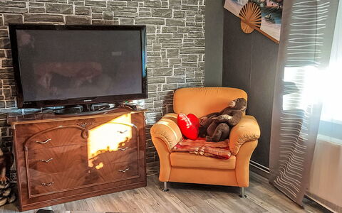 Ludmilla: Meubles, Sol, Sol, Salon, Design Intérieur, Téléviseur, Pièce, Télévision
