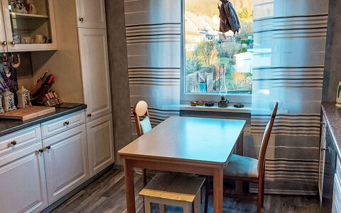 Ludmilla: Meubles, Sol, Design Intérieur, Bois, Sol, Chaise, Cuisine, Table, Comptoir, Table Cuisine Et Salle A Manger
