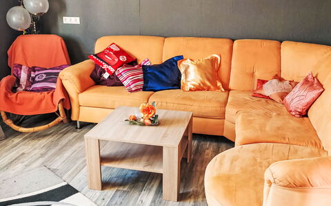 Ludmilla: Meubles, Canapé, Design Intérieur, Sol, Bois, Sol, Salon, Textile, Pièce, Éclairage