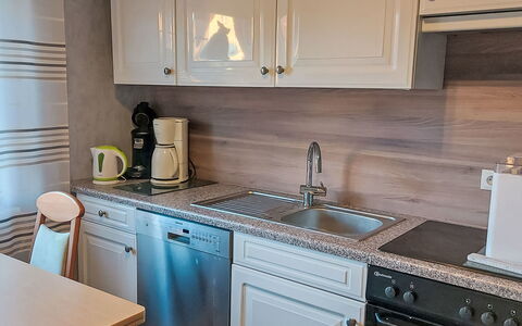 Ludmilla: Cuisine, Appareil De Cuisine, Comptoir, Cabinetry, Principaux Appliance, Evier, Sol, Bois, Design Intérieur, Électroménager