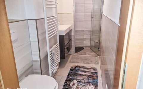 Ludmilla: Sol, Sol, Design Intérieur, Luminaire Plomberie, Salle De Bains, Plomberie, Pièce, Tuile, Toilette, Évier