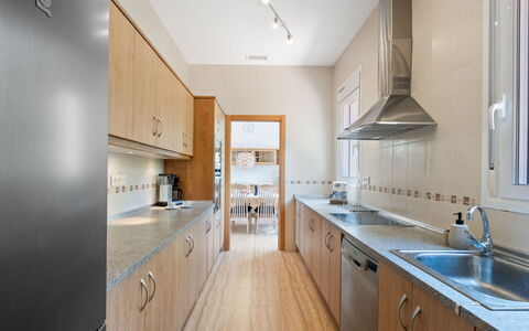 Vista Bernia: Cuisine, Comptoir, Cabinetry, Sol, Bois, Principaux Appliance, Evier, Sol, Appareil De Cuisine, Design Intérieur