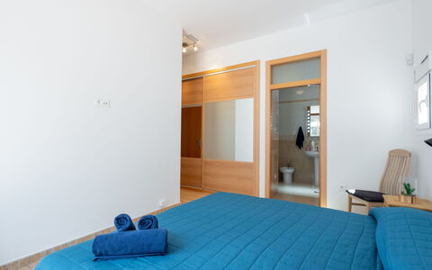 Vista Bernia: Meubles, Design Intérieur, Sol, Sol, Mur, Bois, Plafond, Pièce, Chambre, Lit