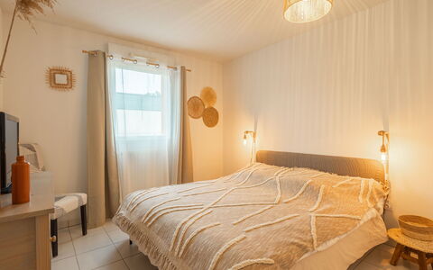 Les Jardins D'Aunis: Meubles, Lit, Design Intérieur, Chambre, Mur, Sol, Literie, Bois, Plafond, Drap De Lit