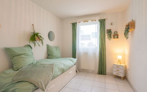 Les Jardins D'Aunis: Meubles, Design Intérieur, Mur, Lit, Chambre, Sol, Bois, Pièce, Sol, Plafond