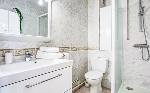 Les Rives du Soleil: Salle De Bains, Luminaire Plomberie, Sol, Design Intérieur, Sol, Évier, Toilette, Lavabo, Robinet, Plomberie