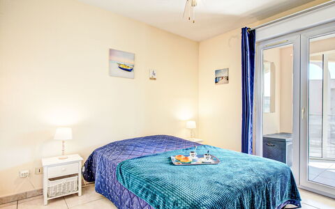 Les Rives du Soleil: Meubles, Lit, Design Intérieur, Chambre, Sol, Sol, Bois, Plafond, Drap De Lit, Pièce