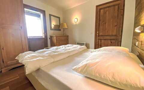 Les Grands Balcons: Lit, Chambre, Literie, Drap De Lit, Meubles, Bois, Design Intérieur, Sol, Sol, Cadre De Lit