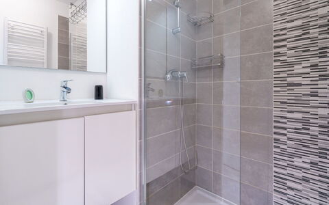 La Dune: Salle De Bains, Luminaire Plomberie, Sol, Sol, Design Intérieur, Tuile, Plomberie, Armoire De Toilette, Robinet, Miroir