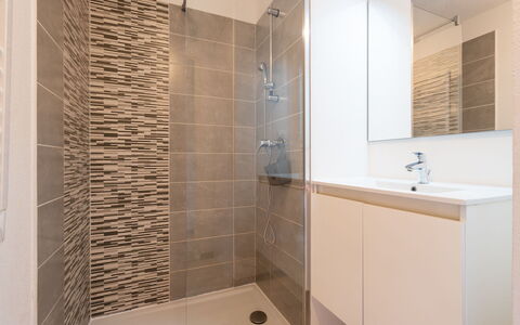 La Dune: Sol, Salle De Bains, Sol, Luminaire Plomberie, Design Intérieur, Tuile, Plomberie, Armoire De Toilette, Composite, Miroir