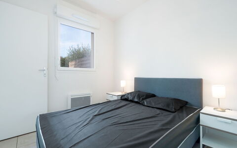 La Dune: Lit, Chambre, Meubles, Design Intérieur, Literie, Drap De Lit, Plafond, Pièce, Sol, Éclairage
