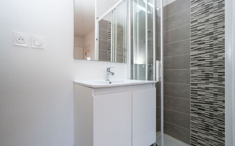 La Dune: Sol, Sol, Mur, Design Intérieur, Salle De Bains, Luminaire Plomberie, Tuile, Plafond, Armoire De Toilette, Lavabo