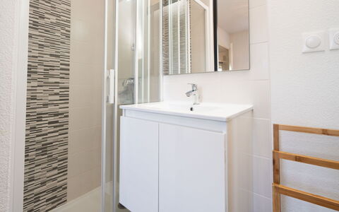 La Dune: Sol, Sol, Mur, Design Intérieur, Salle De Bains, Luminaire Plomberie, Miroir, Armoire De Toilette, Lavabo, Tuile