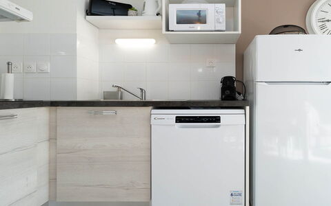 La Dune: Appareil De Cuisine, Cuisine, Principaux Appliance, Électroménager, Cabinetry, Comptoir, Design Intérieur, Pièce, Réfrigérateur, Sol