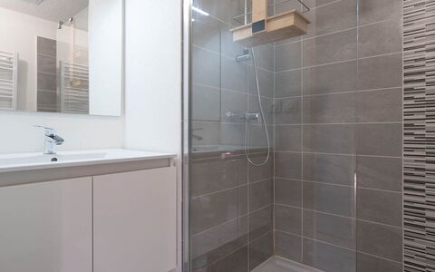 La Dune: Salle De Bains, Sol, Luminaire Plomberie, Sol, Design Intérieur, Plomberie, Tuile, Armoire De Toilette, Lavabo, Miroir