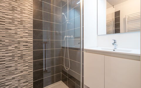 La Dune: Salle De Bains, Sol, Luminaire Plomberie, Sol, Design Intérieur, Tuile, Plomberie, Miroir, Composite, Armoire De Toilette