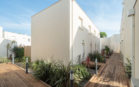 La Dune: Zone Résidentielle, Appartement, Condominium, Balcon, Aménagement Paysager, Passerelle, Allée, Cour