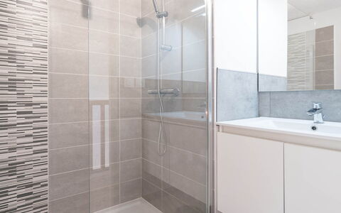 La Dune: Salle De Bains, Sol, Luminaire Plomberie, Sol, Design Intérieur, Tuile, Plomberie, Armoire De Toilette, Robinet, Évier
