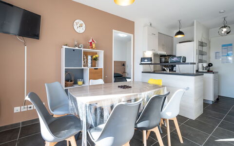 La Dune: Meubles, Bois, Design Intérieur, Sol, Cuisine, Cabinetry, Sol, Pièce, Principaux Appliance, Placard