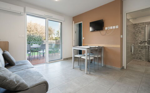La Dune: Sol, Sol, Meubles, Appartement, Plafond, Chaise, Balcon, Tache De Bois, Table Cuisine Et Salle A Manger, Aluminium