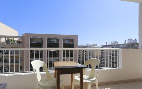Baie Azur: Appartement, Condominium, Balcon, Chaise, Table Cuisine Et Salle A Manger, Ombre, Tache De Bois, Comptoir, Parquet, Cuisine