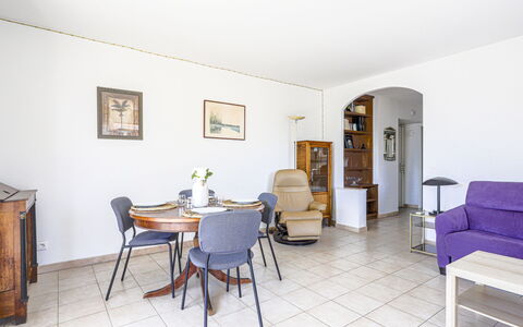 Baie Azur: Meubles, Sol, Design Intérieur, Sol, Pièce, Plafond, Appartement, Salon, Canapé, Chaise