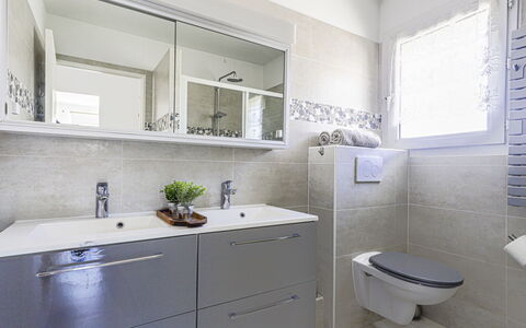 Baie Azur: Luminaire Plomberie, Salle De Bains, Sol, Évier, Armoire De Toilette, Design Intérieur, Lavabo, Sol, Robinet, Cabinetry