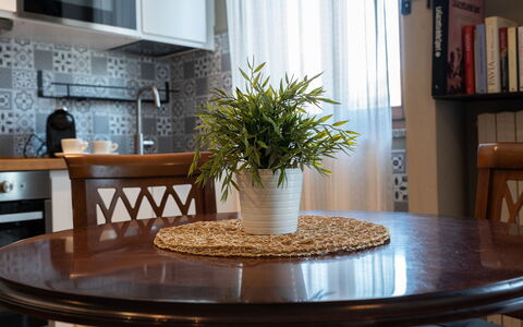 La Casa del Saggio: Meubles, Design Intérieur, Bois, Table, Pot De Fleur, Éclairage, Sol, Vaisselle, Table Cuisine Et Salle A Manger, Salle À Manger