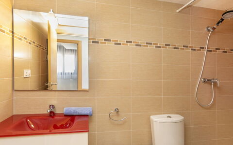 Tropikana: Salle De Bains, Lavabo, Luminaire Plomberie, Sol, Évier, Mur, Design Intérieur, Sol, Robinet, Toilette