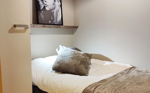 Levin Laf: Lit, Literie, Chambre, Drap De Lit, Design Intérieur, Sol, Meubles, Bois, Linge, Sol