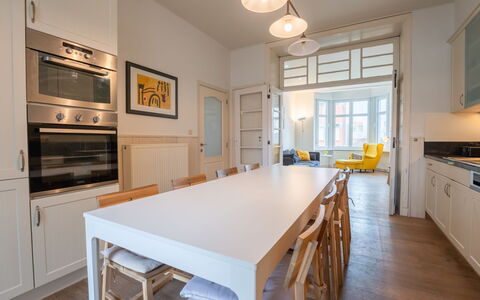 Les Citrinelles with Parking: Meubles, Design Intérieur, Sol, Sol, Comptoir, Plafond, Bois, Cuisine, Cabinetry, Luminaire