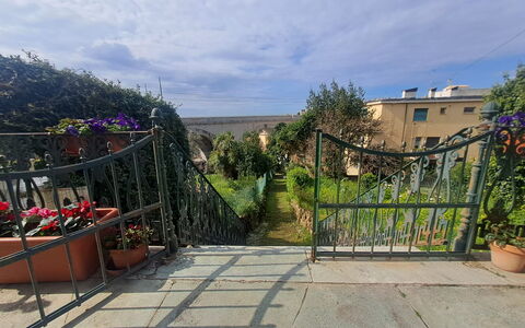 Central Design Flat With Parking, Bogliasco: Le Fer, Clôture, Jardin, Balustrade, Porte, Cour, Accueil Escrime, Balcon, Pot De Fleur, Plante D'Appartement