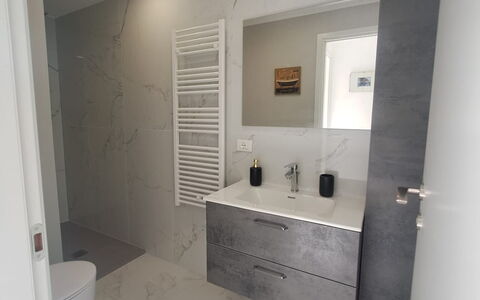 Central Design Flat With Parking, Bogliasco: Sol, Sol, Luminaire Plomberie, Armoire De Toilette, Tuile, Salle De Bains, Plomberie, Lavabo, Robinet