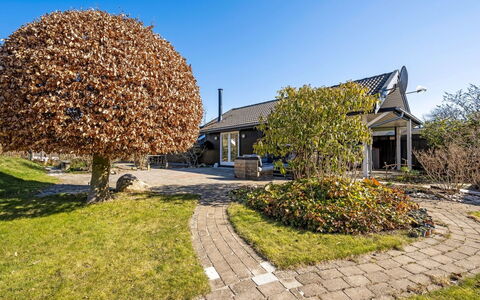 Hughe - 1.3Km from the Sea: Bois, Meubles, Appartement, Pièce, Plafond, Tache De Bois, Chaise, Dur, Vernis, Lumber