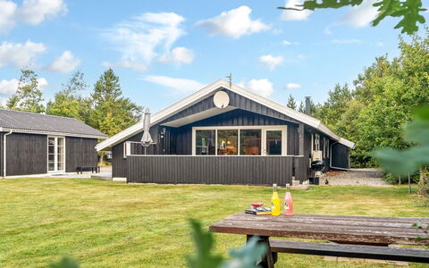 Onni - 2.3Km from the Sea: Bois, Domicile, Porche, Plate-Forme, Dur, Toit, Tache De Bois, Parquet, Eco Hôtel