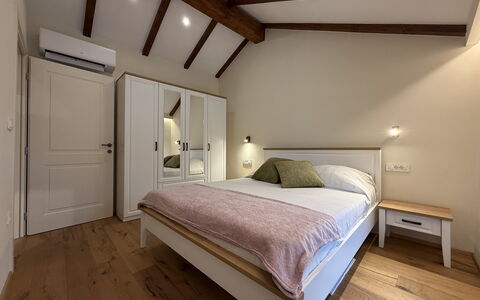 Casa Rossa Ac, Wifi, Prodol - Croazia: Lit, Meubles, Design Intérieur, Chambre, Mur, Sol, Sol, Bois, Plafond, Literie