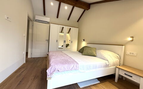 Casa Rossa Ac, Wifi, Prodol - Croazia: Meubles, Lit, Design Intérieur, Chambre, Sol, Sol, Bois, Plafond, Literie, Pièce