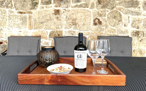 Casa Rossa Ac, Wifi, Prodol - Croazia: Bouteille, Vaisselle, Table, Drinkware, Serveware, Meubles, Du Vin, Verres À Pied