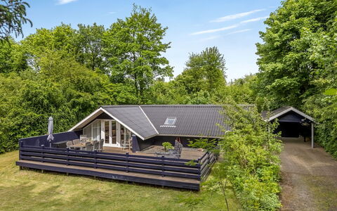 Mila - 30Km from the Sea: Toit, Maison, Domicile, Chalet, Porte, Siding, Plate-Forme, Porche, Planche, Dur