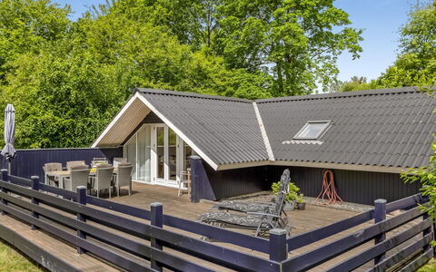 Mila - 30Km from the Sea: Toit, Maison, Domicile, Chalet, Porte, Siding, Plate-Forme, Porche, Planche, Dur