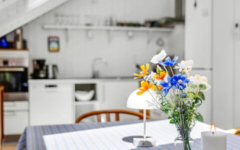 Mila - 30Km from the Sea: Meubles, Design Intérieur, Fleur, Sol, Table, Chaise, Table Cuisine Et Salle A Manger, Pot De Fleur, Salle À Manger, Pièce