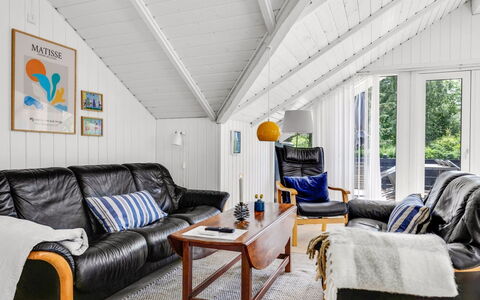 Mila - 30Km from the Sea: Bois, Design Intérieur, Meubles, Domicile, Salon, Plafond, Canapé, Sol, Sol, Appartement