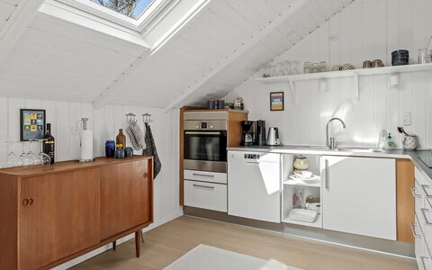 Mila - 30Km from the Sea: Sol, Cuisine, Principaux Appliance, Bois, Design Intérieur, Appareil De Cuisine, Meubles, Cabinetry, Sol, Comptoir