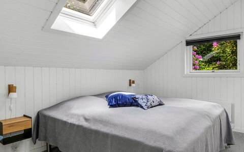Mila - 30Km from the Sea: Bois, Plafond, Chambre, Design Intérieur, Sol, Sol, Literie, Linge, Drap De Lit, Lit