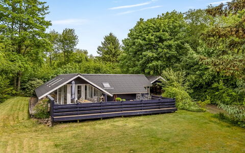 Mila - 30Km from the Sea: Domicile, Chalet, Toit, Biens, Jardin, Ombre, Siding, Cour, Ferme, Aménagement Paysager
