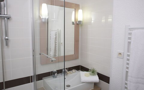 Deauville-Trouville 630: Salle De Bains, Luminaire Plomberie, Design Intérieur, Mur, Sol, Lavabo, Évier, Miroir, Sol, Robinet