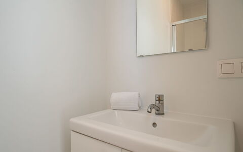 Bredene 484: Mur, Lavabo, Design Intérieur, Luminaire Plomberie, Sol, Sol, Évier, Salle De Bains, Robinet, Pièce
