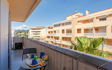 Le Christina: Zone Résidentielle, Appartement, Domicile, Établissements Humains, Cotiers Et Relief Océaniques, Côte, Mer, Condominium, Recours, Banlieue