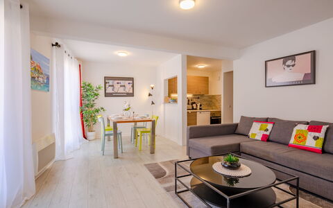 Le Christina: Zone Résidentielle, Appartement, Domicile, Établissements Humains, Cotiers Et Relief Océaniques, Côte, Mer, Condominium, Recours, Banlieue