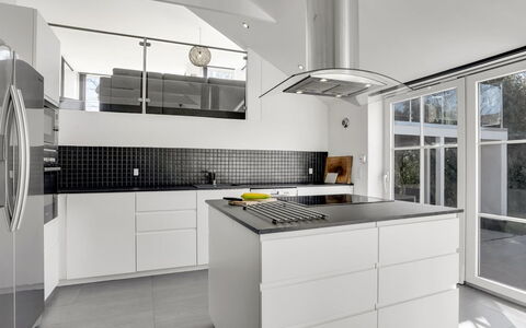 Judit - 10M from the Sea: Cuisine, Appareil De Cuisine, Comptoir, Design Intérieur, Cabinetry, Sol, Principaux Appliance, Cuisinière, Plafond, Sol
